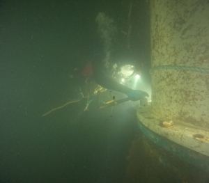 Hysteresis of submarine karst springs reveals tipping points in flow reversal and saline intrusion phenomena